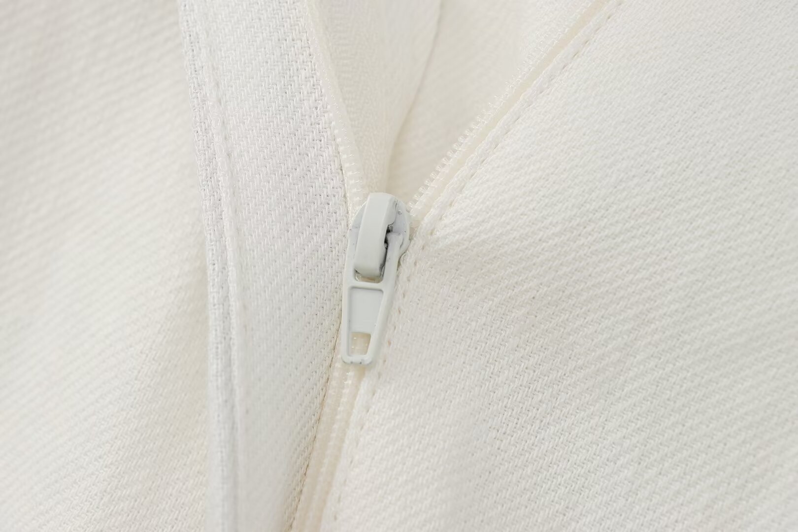 Pantaloni pieghettati in misto lino da donna, stile estivo 2024_voghion.com