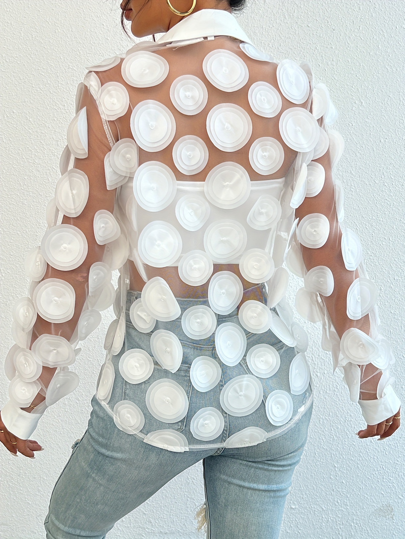 Camicia da donna a maniche lunghe con motivo traforato in rete, elegante, con collo alto, decorazione floreale tridimensionale e bordo incrociato_voghion.com