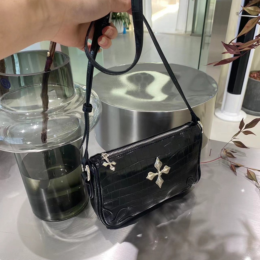 Internet celebrity's hot girl versatile crocodile pattern handbag shoulder armpit bag 2024 spring and summer new_voghion.com