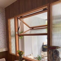 新しい木の扉と窓の古い楡木の原木は窓の上下の折り畳み窓の民宿の喫茶店を押して窓を引きます。