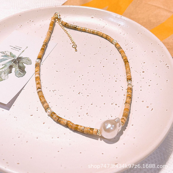Design retro necklace from pearl