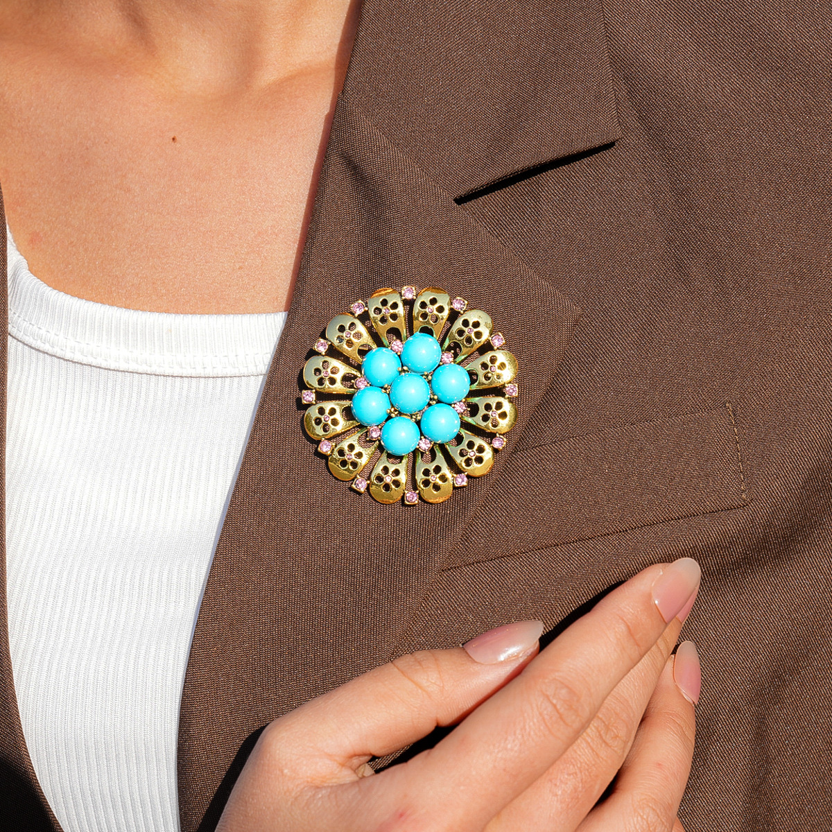 Europa y América resina medieval diamantes flores huecos broches redondos retro estilo de alto nivel personalidad pechos transfronterizos para mujeres