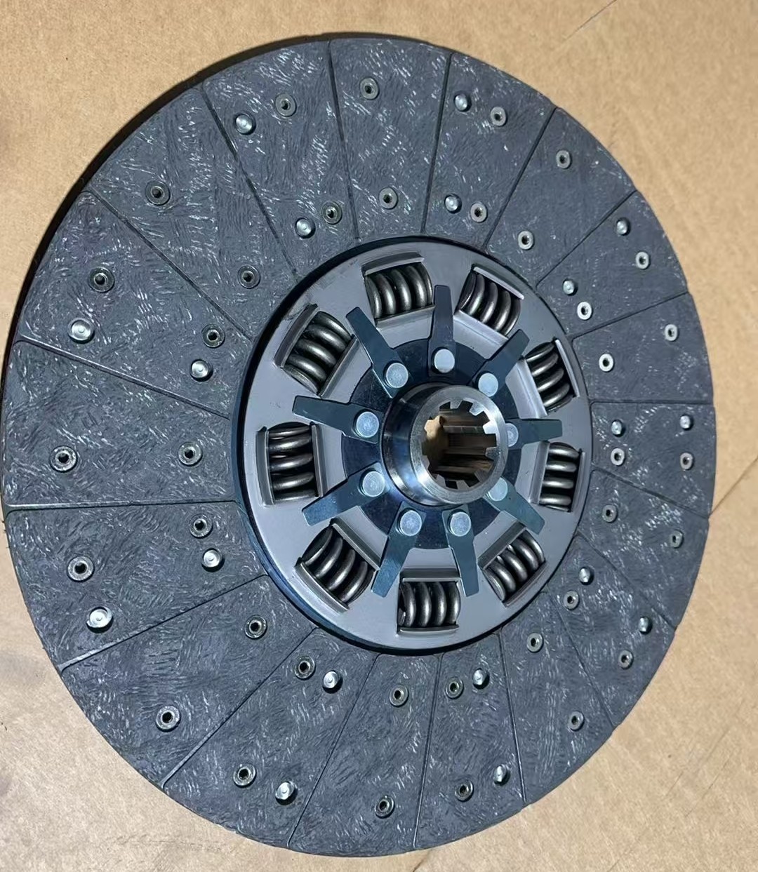 A0152500703 clutch disc is suitable for MAN truck auto parts, driven disc clutch friction plate