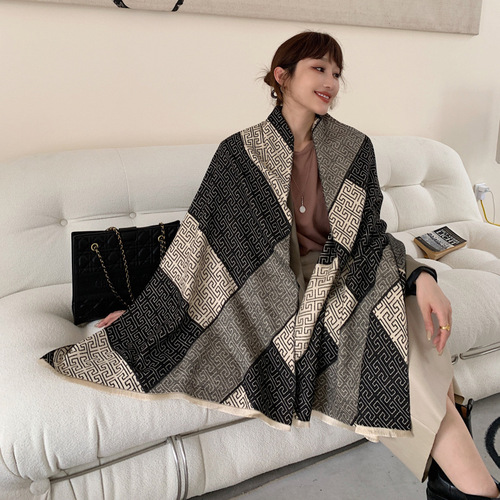 Korean imitation cashmere two-color scarf for women in autumn and winter, thickened and warm, black and white color matching, hot-selling scarf, shawl, maze pattern