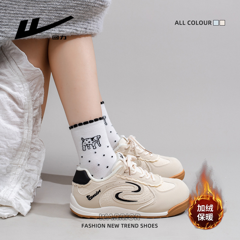 Zapatos de entrenamiento de invierno de terciopelo, nuevos zapatos de moda cómodos y calentadores gruesos, moda retro versátil zapatos de mujer