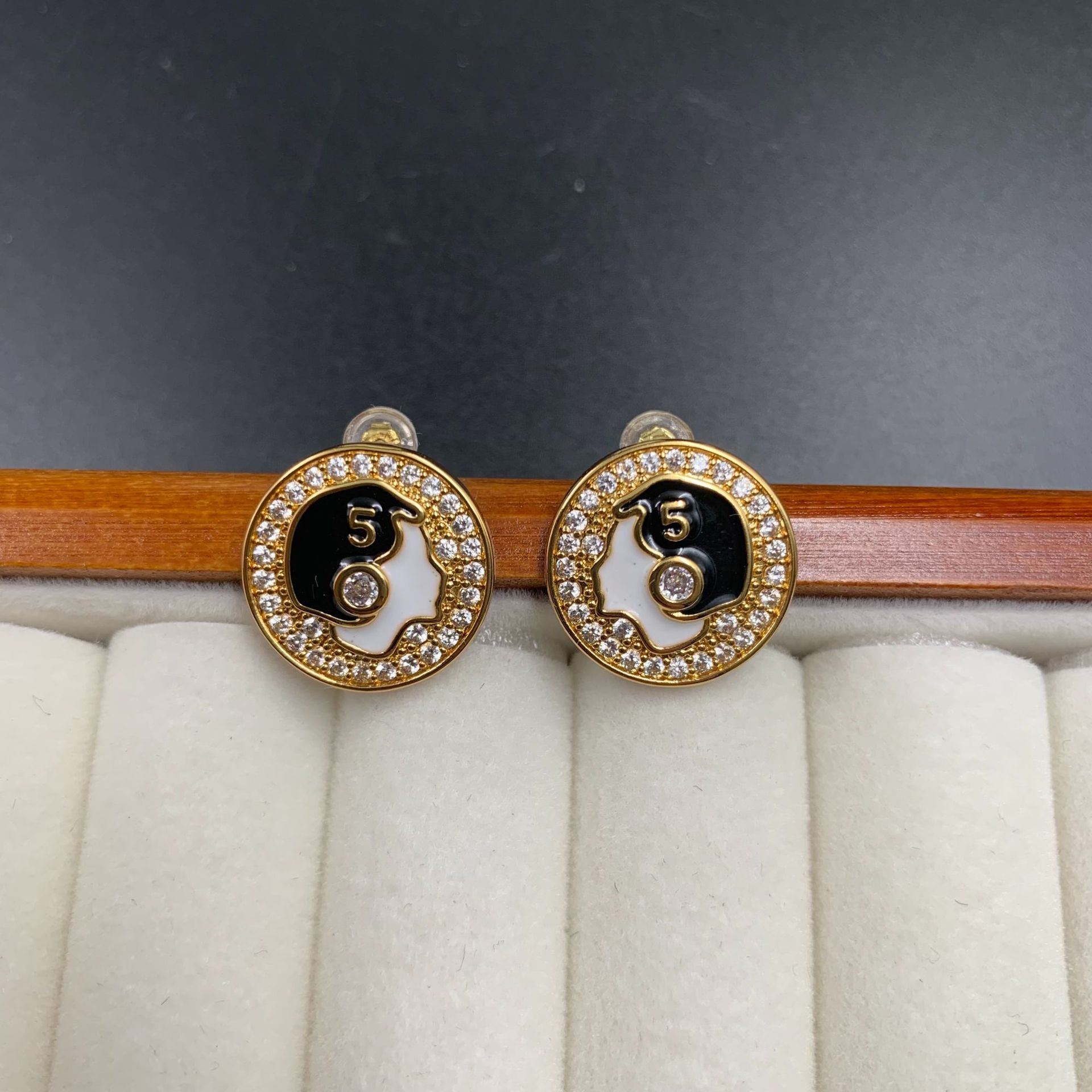 Medieval vintage small fragrant style earrings