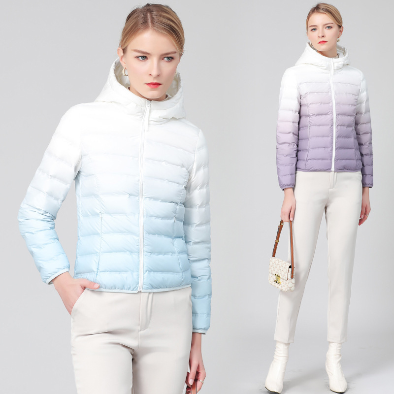 2026 New Gradient Lightweight down Jacket for Women, Short Style with Hood, 90% White Duck Down, Versatile Portable Coat for Autumn and Winter Wholesale 2026 New Gradient Lightweight down Jacket for Women, Short Style with Hood, 90% White Duck Down, Versatile Portable Coat for Autumn and Winter Wholesale