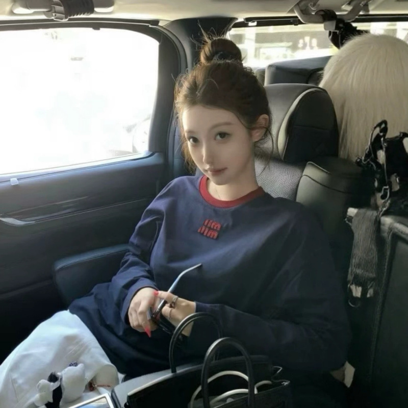 High-quality MU brand round-neck color-block long-sleeve T-shirt with embroidered lettering, a versatile and stylish top for both men and women