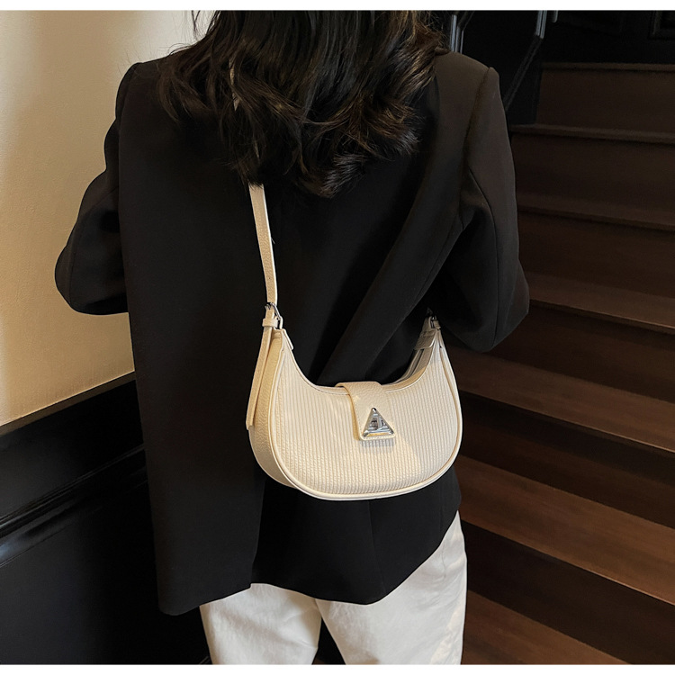 The 2025 new underarm bag for women is a simple and versatile single-shoulder crossbody bag. It is a popular and niche designer crescent-shaped women's bag undefined