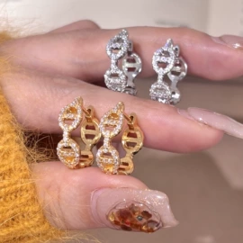 项链;戒指;耳钉