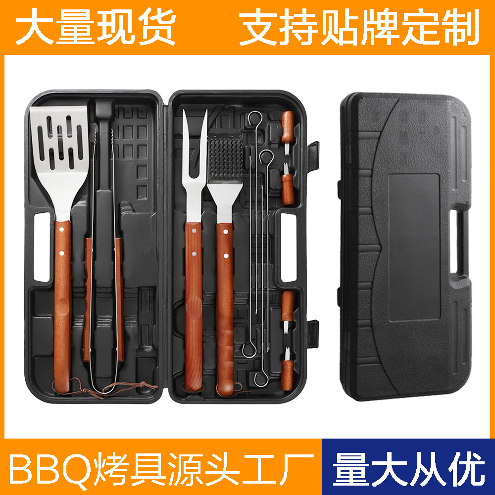 Spot Amazon Hot sale acero inoxidable parrilla al aire libre BBQ conjunto de caja de plástico parrilla herramientas de mango de madera conjunto completo