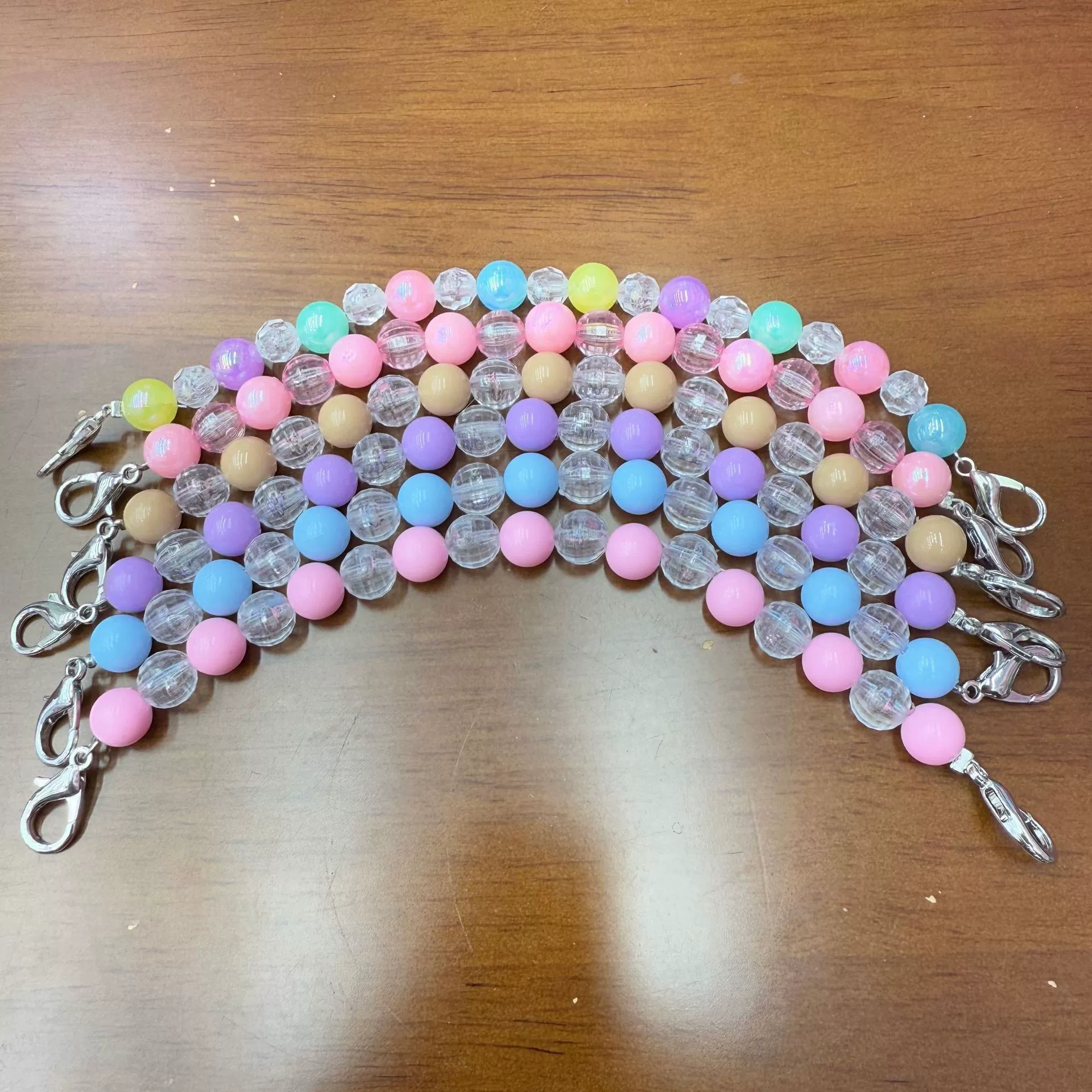 Красочная цепочка для телефона ручной работы в виде конфет, универсальная цепочка для телефона с подвесками, ремень для рюкзака, длинная цепочка из бисера