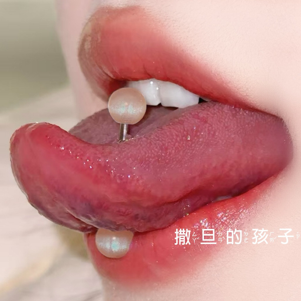Silver pointed spike labret stud material detail