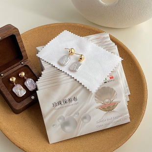 A generation of pearl cleaning cloth jewelry maintenance cloth suede pearl wiping cloth pearl maintenance instructions