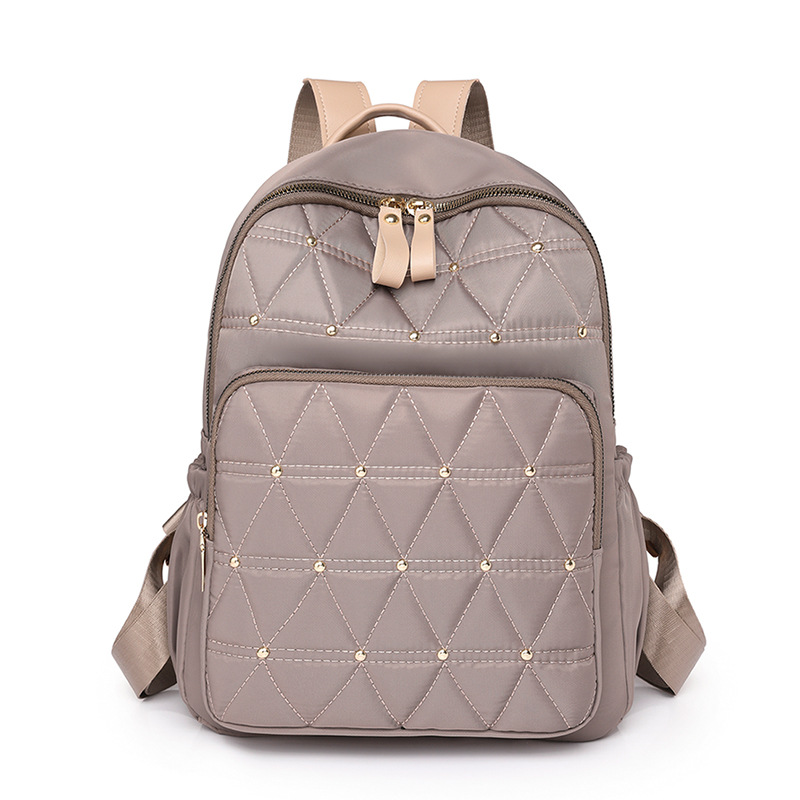 2023 nueva mochila casual para mujer de nailon moda simple y ligera remache mochila de viaje mochila escolar al por mayor