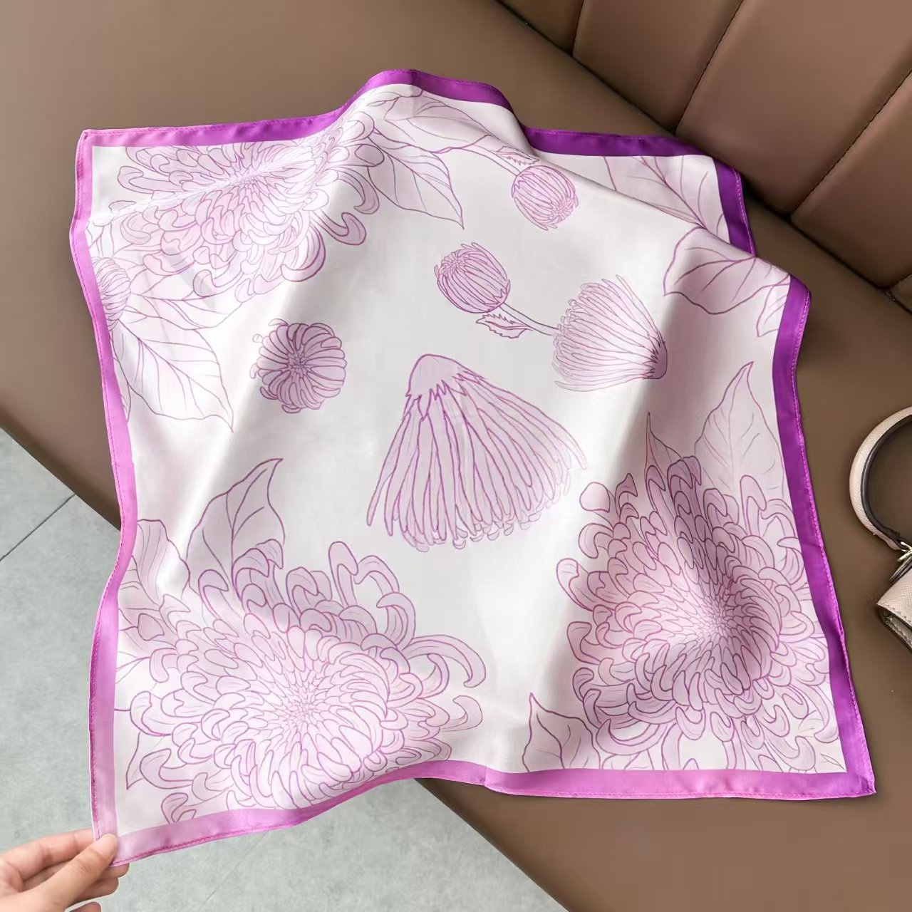 軽い豪華な北欧風の紫色の朝顔の花のプリントの绢糸のスカーフの女性の高級な気質の100% シルクの小さい方のタオル