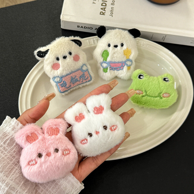 Animal de dibujos animados peluche broche suave lindo bolsas de ropa broche de niña corazón DIY accesorios colgantes de muñeca