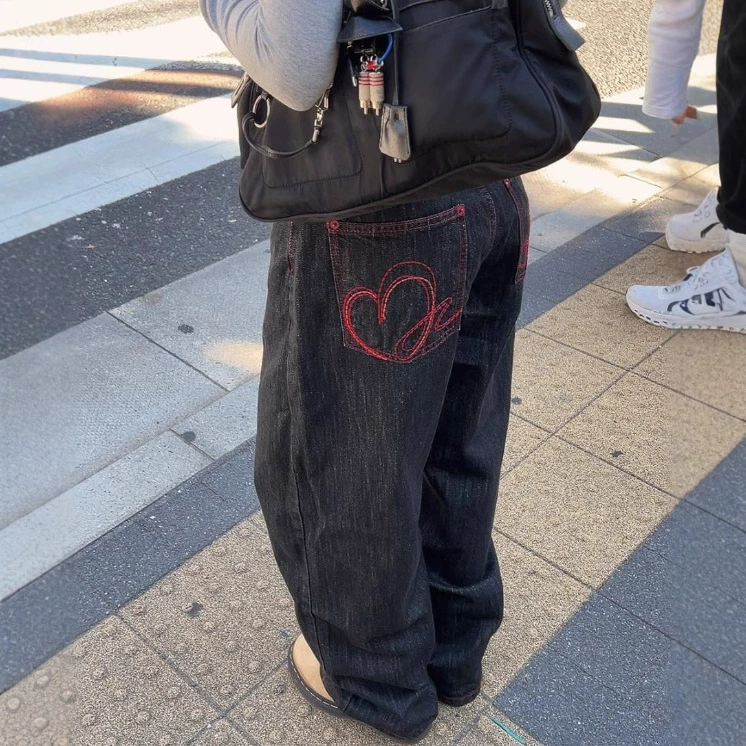 Корейские осенне-зимние уличные джинсы в стиле ретро с вышитыми сердечками и принтом красной нитью, свободные повседневные джинсы из денима с эффектом стирки.