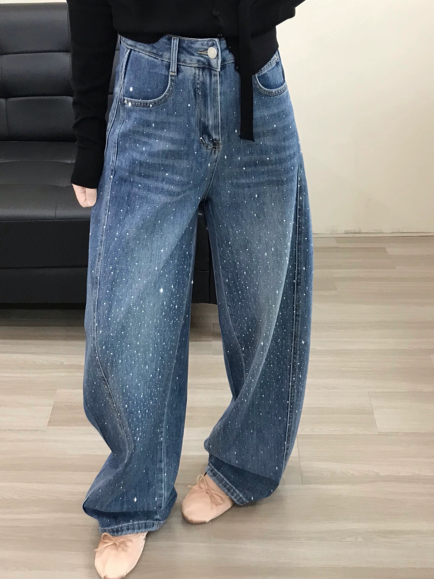 Dames jeans met wijde pasvorm en rechte pijpen met strass_voghion.com