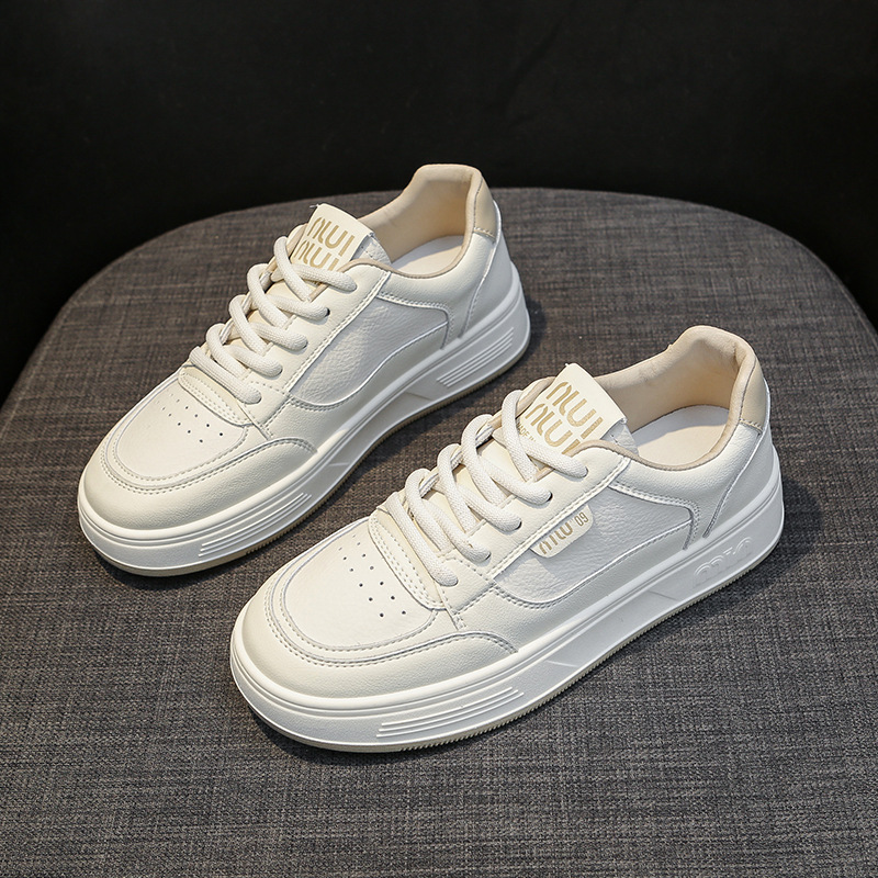 Pequeños zapatos blancos de cuero con suela gruesa aumentada ins2025 primavera nuevos zapatos deportivos casuales transpirables coreanos