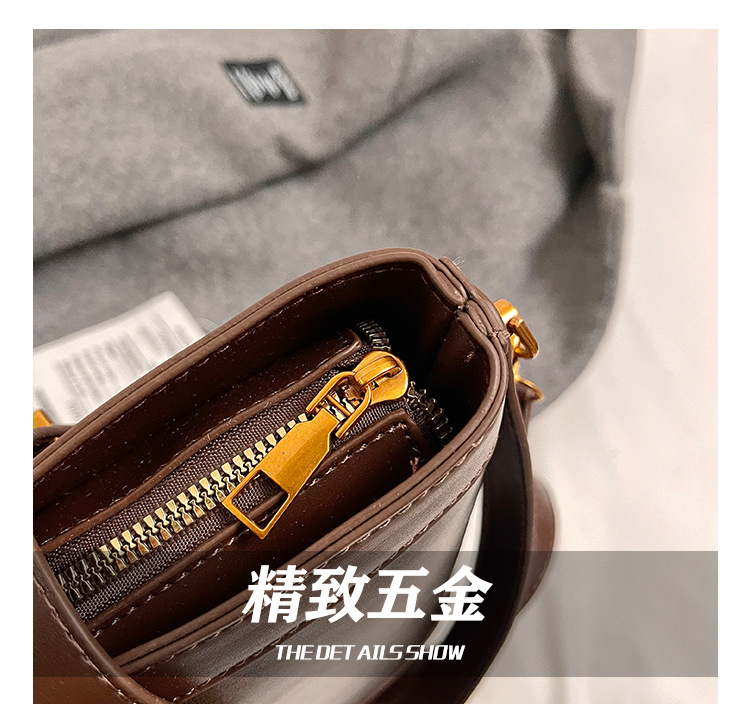 A retro color-blocking and textured hand-held bucket bag for women, a new 2024 trendy and fashionable small bag, a crossbody bag Item Picture