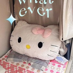 寮の大きい背もたれのクッションの自動車の抱き枕のかわいい女子学生のソファーのシートは腰のぬいぐるみのkt猫を保護します。