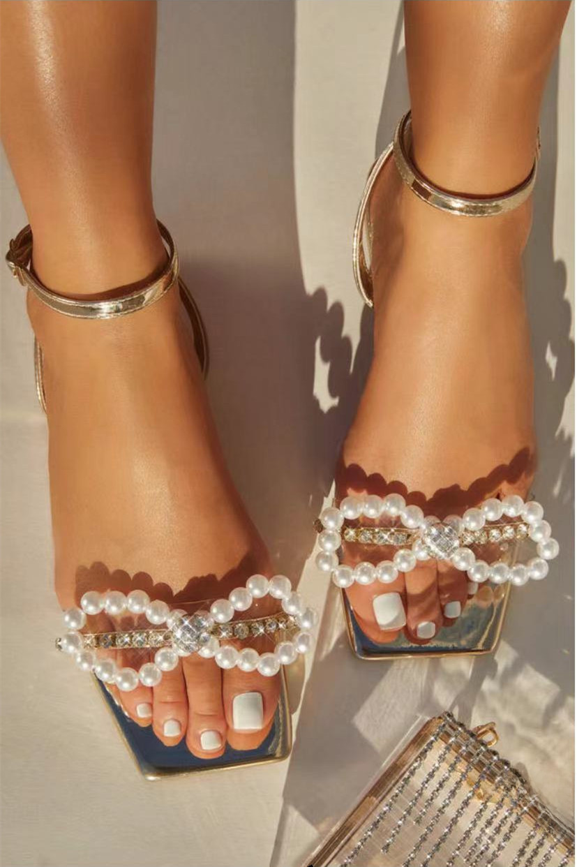 Fashionable summer slippers