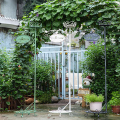 鉄芸は二かごの立体花棚の屋外ベースの二重台盆が床に落ちた庭に藤の棚を飾ってください。