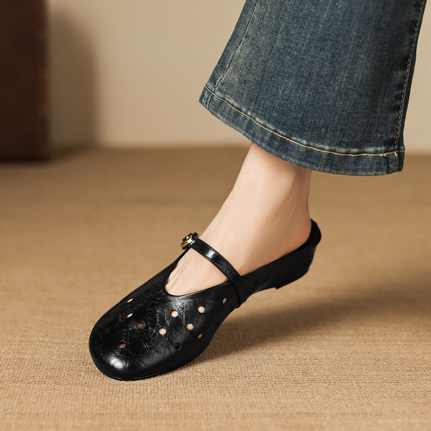 Sandal nữ da dê đục lỗ mũi trùm quai ngang hở gót — đen
