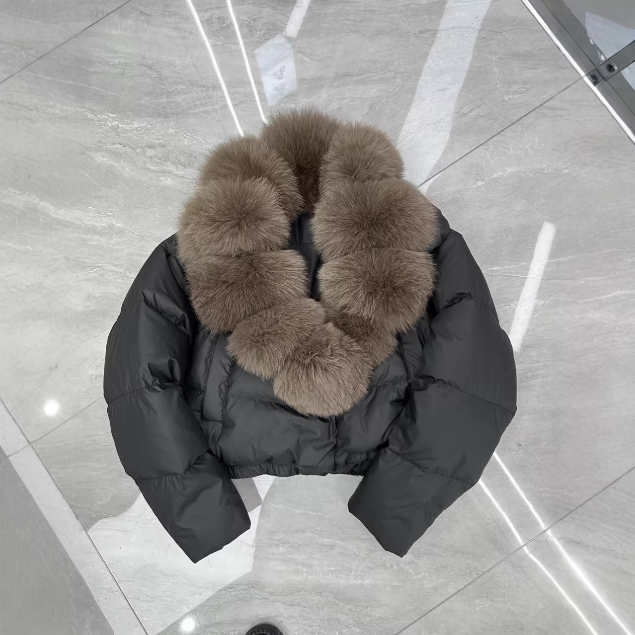Ropa de algodón de comercio exterior mujer corta 2026 nuevo estilo de moda cálido océano gran abrigo de algodón de cuello de pelo de zorro