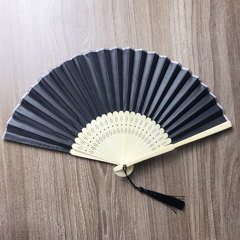 En stock paño llano transfronterizo plegable ventilador de hierro de uñas y borla llanura de la boda plegable ventilador de tela de color caramelo ventilador 15 colores opcionales