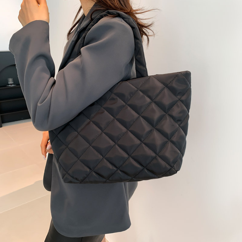 Bolsos de gran capacidad para mujer 2023 invierno nueva moda casual color sólido rombo bordado bolso de hombro bolso de viaje