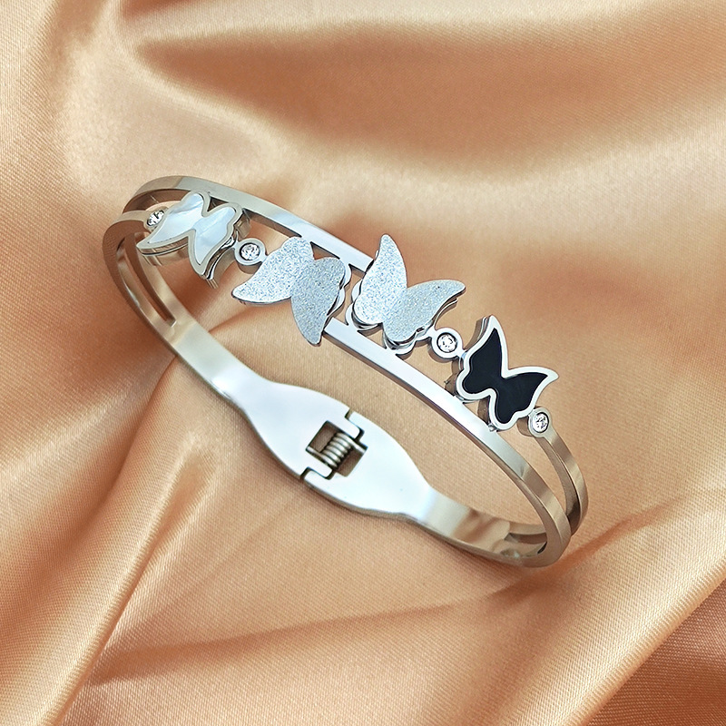 Xiyin Fashion Versión coreana de pulsera de acero de titanio Apertura de mariposa Pulsera simple Apertura de resorte No se desvanece Joyas transfronterizas