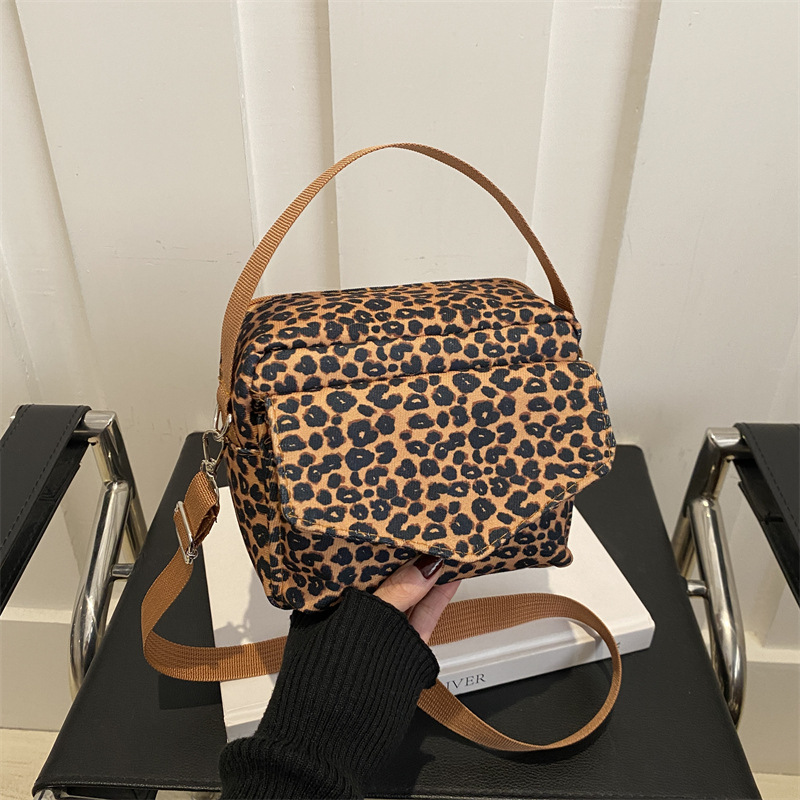 Casual nicho leopardo bolso damas 2024 nueva bolsa de lona de gran capacidad alta sensación de bolso pequeño bolso de teléfono móvil