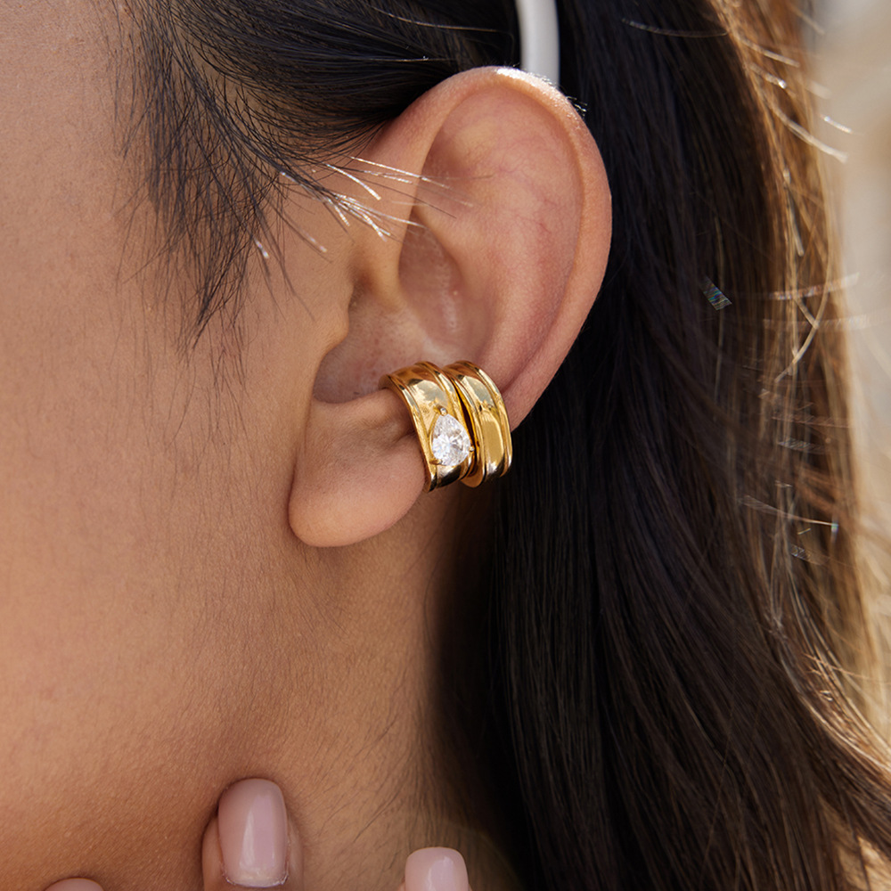 Wanxing Europa y los Estados Unidos gotas de agua Zircon orejas de orejas mujeres sin agujeros de orejas de acero inoxidable 18K diseño de nicho de joyas transfronterizas