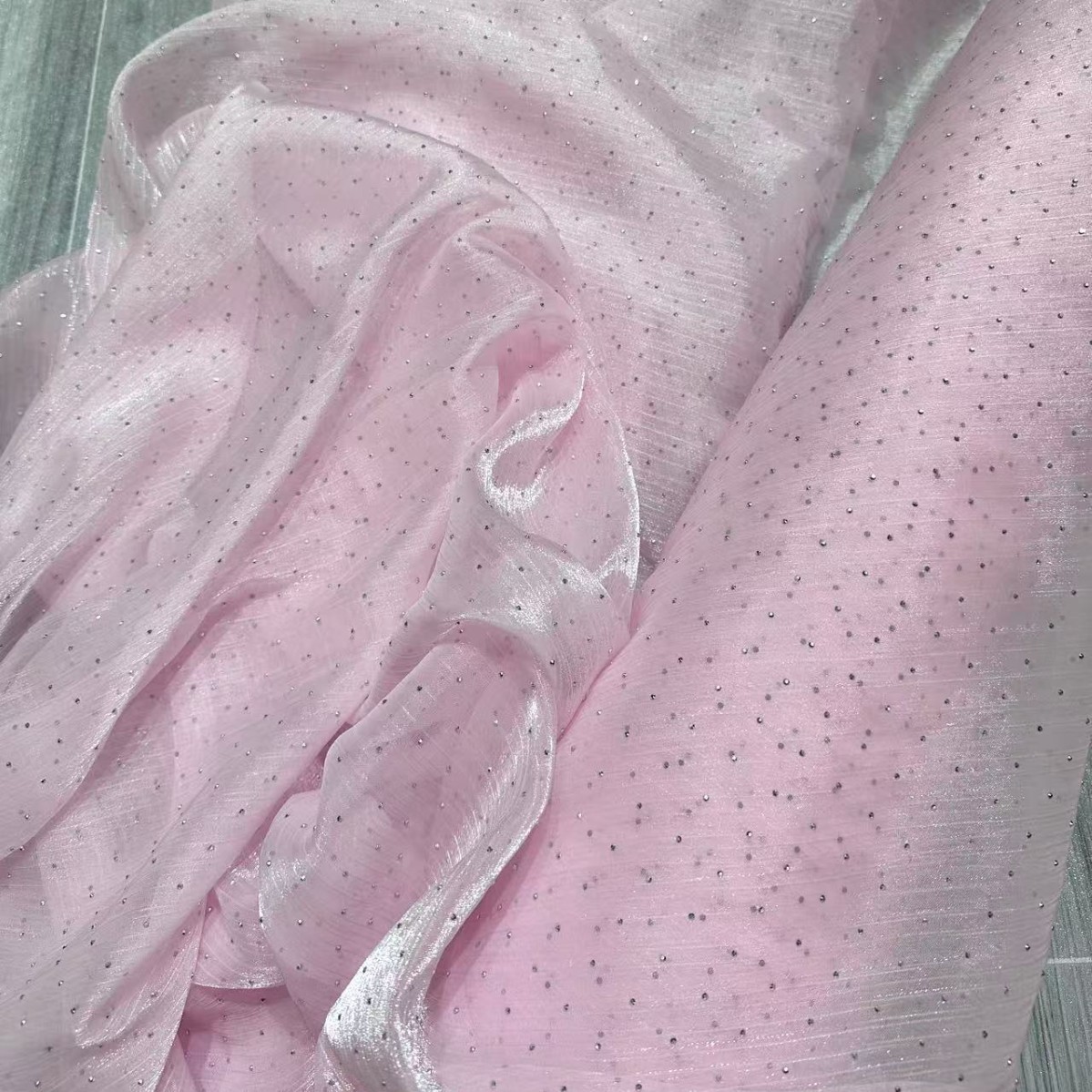 厂家直销烫钻水波纹网孔绉纱欧根纱汉服童装头箍拍摄背景舞台服