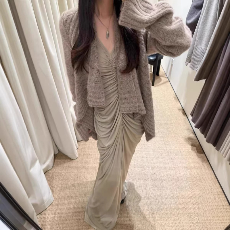Elegant and Soft Coarse Ribbed Floral Yarn Knit Cardigan Sweater in a Rich Girl Style, Short and Loose-Fitting for Women Elegant and Soft Coarse Ribbed Floral Yarn Knit Cardigan Sweater in a Rich Girl Style, Short and Loose-Fitting for Women