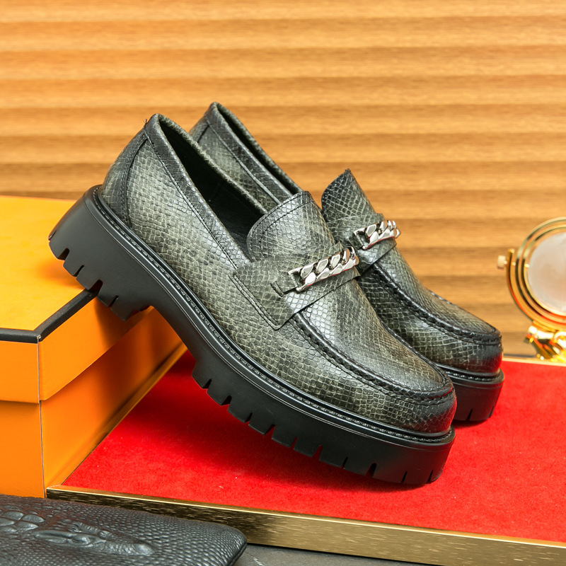 Cross-border tamaño 46 graso aumento de la parte superior de los zapatos de cuero de hombre esmaltado cara brillante zapatos casuales de talón grueso Lefour estilo de pelo zapatos de moda