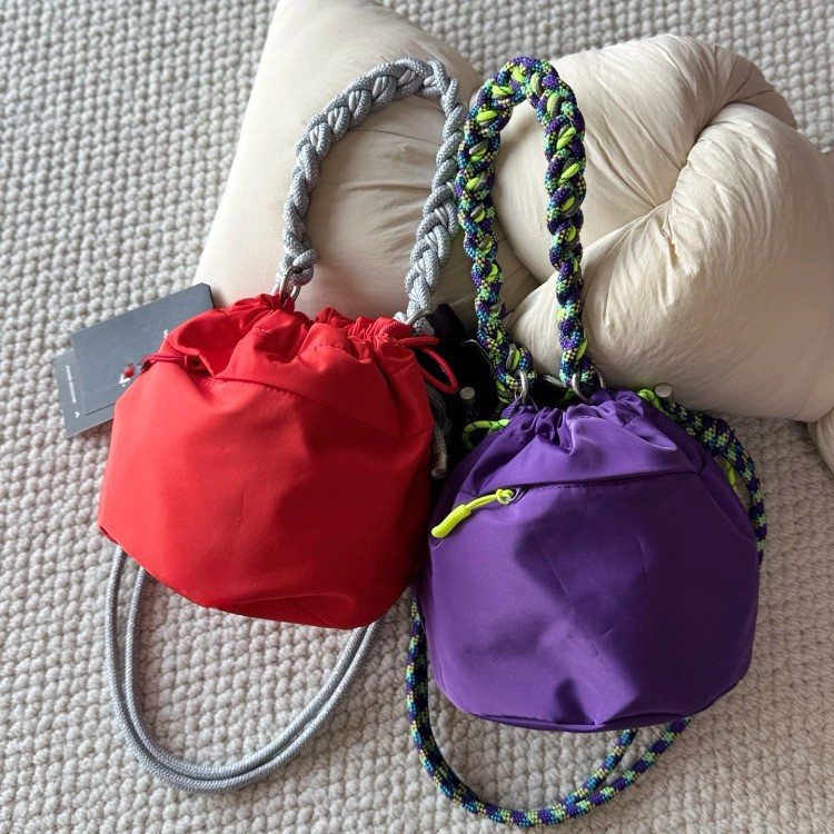 New style bucket bag for men and women, crossbody bag with drawstring, cosmetic bag, double-sided outdoor waterproof drawstring bag, lightweight.