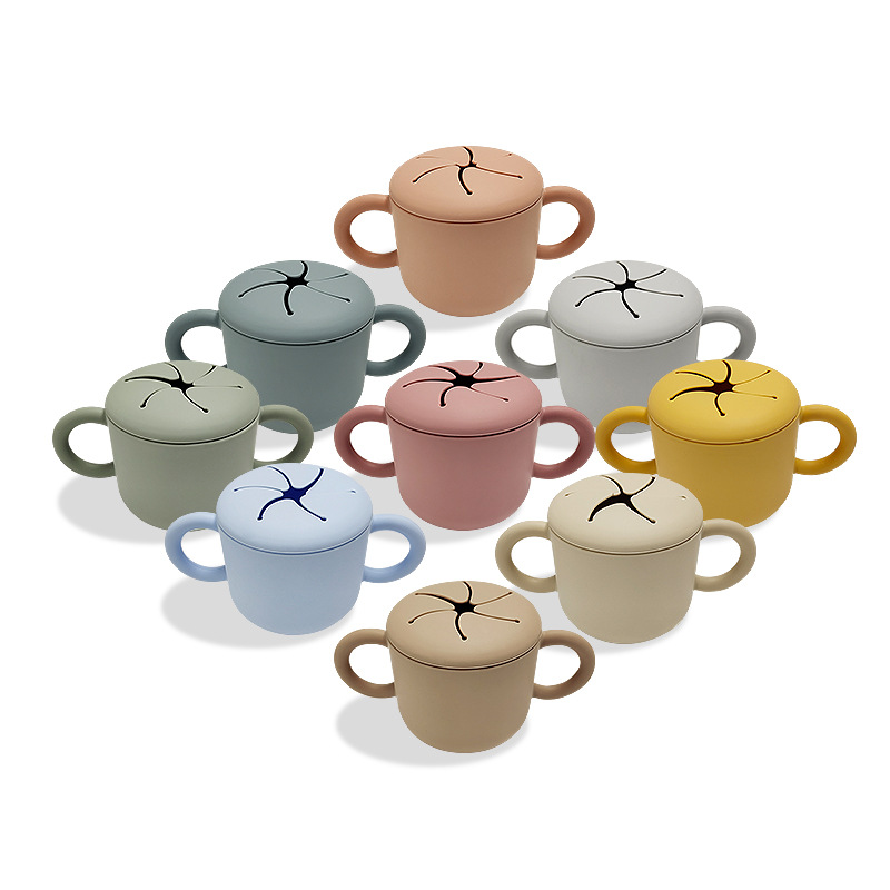 Doble oreja de tipo pétalo abierto de silicona snack taza con mango bebé snack caja creativa beber taza en stock