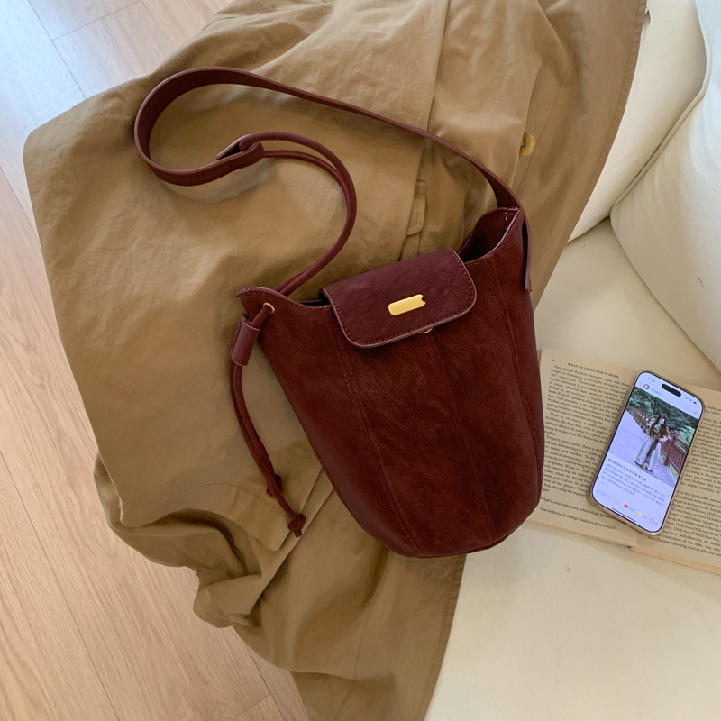 Bolsa de hombro coreana de estilo extranjero de gamuz, bolso de vestir, bolso inferior de mujer otoño-invierno 2025, nuevo nicho retro bolso de cubo de transporte