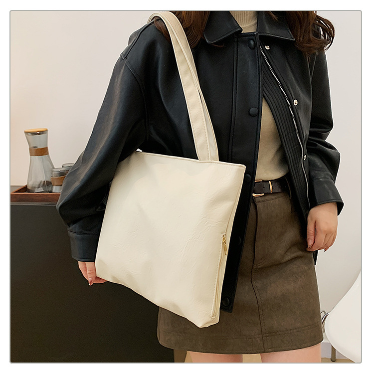 Retro large-capacity tote bag for women, 2024 new style fashionable portable commuting bag for going out, single-shoulder bag for students' classes undefined