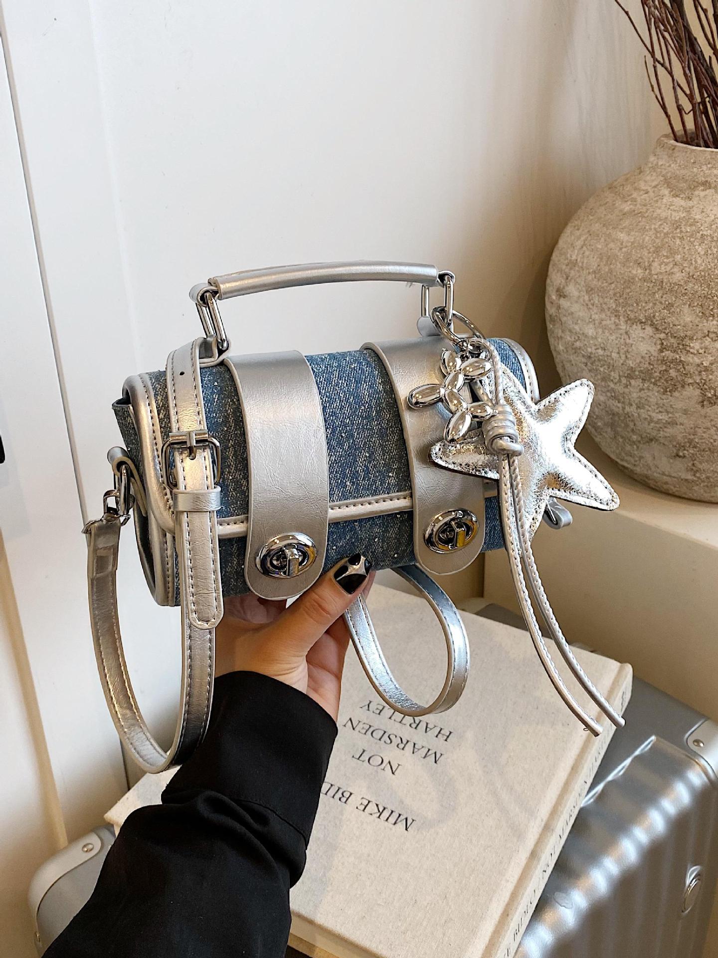 Xiaozhong Super Fire Hand lleva un pequeño bolso cuadrado para damas 2025 nuevo bolso de hombro de tendencia de estilo occidental salvaje bolso de mensajero de moda coreana