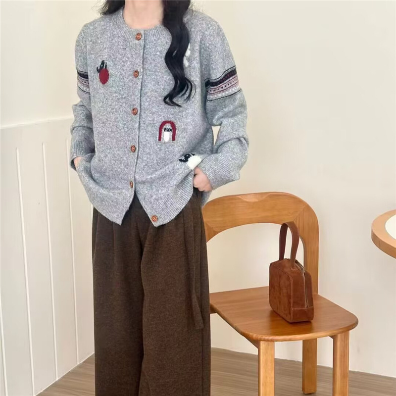 Retro sweater with a round collar