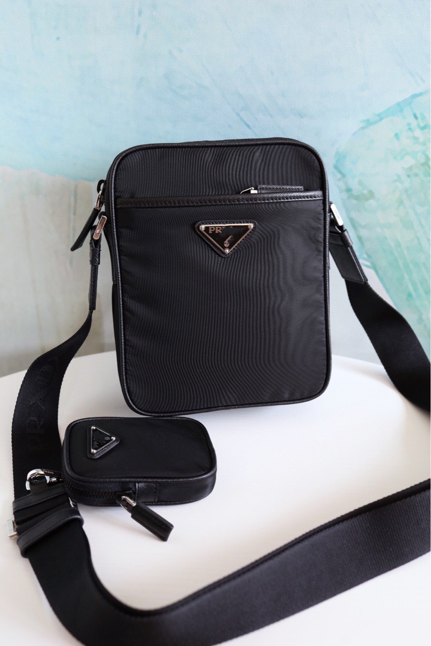 Nylon shoulder bag with zipper