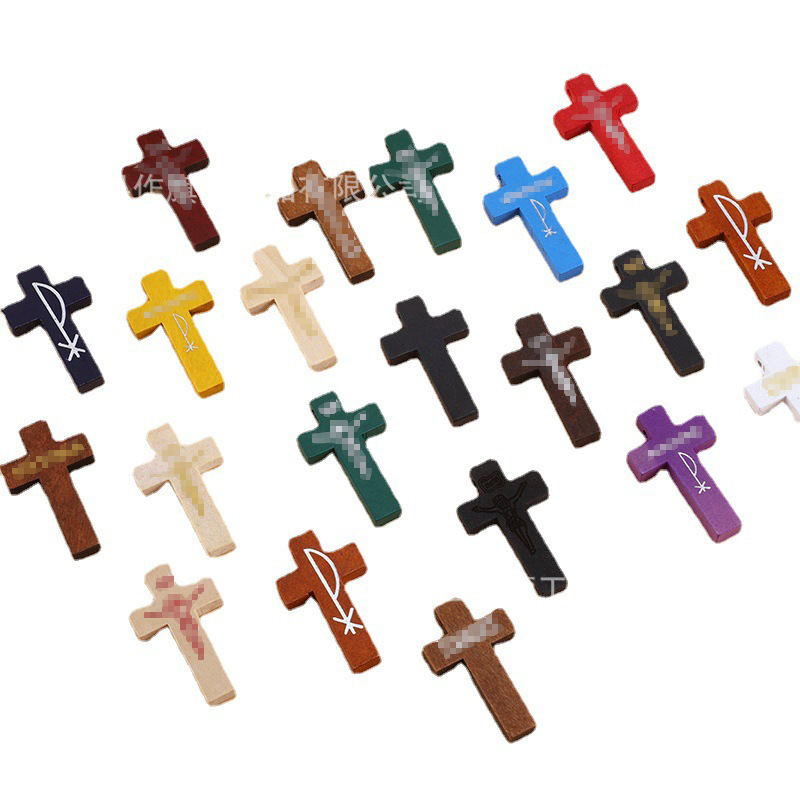 Varios tipos de cruces vienen en diferentes tamaños. Productos de madera, accesorios para juguetes, varios tipos de piezas de madera se suministran por fábricas para trabajar la madera.