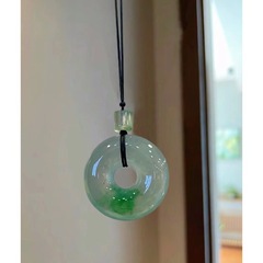 天然ミャンマーの氷種の翡翠が無事にペンダントのネックレスを掛けています。