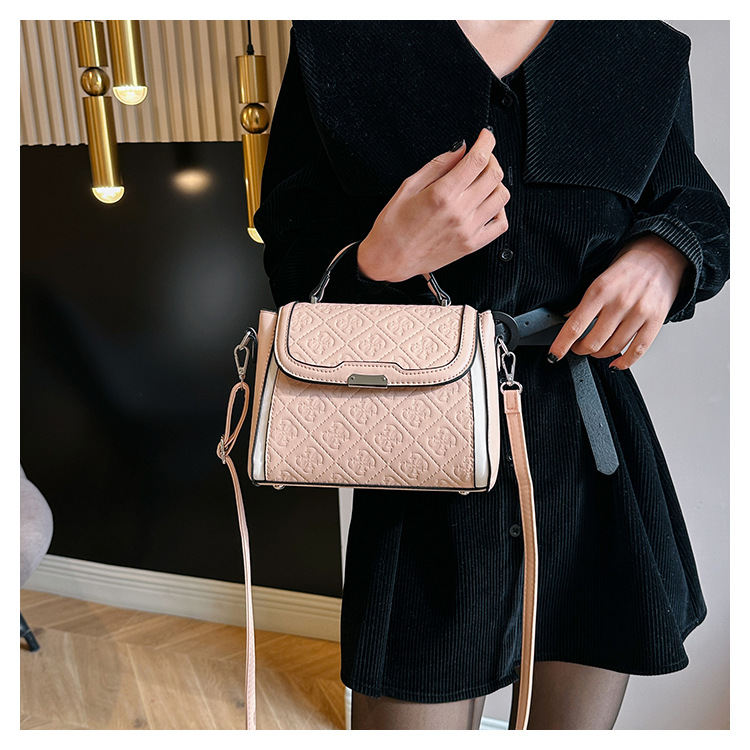 Women's Small Pu Leather Solid Color Lingge Vintage Style Classic Style Magnetic Buckle Crossbody Bag display picture 28