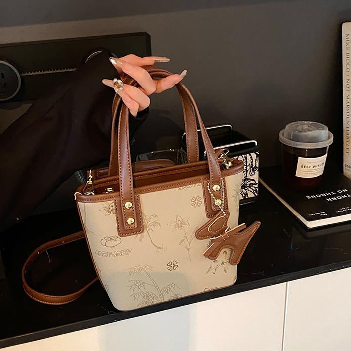 Bolso de mano caliente de tendencia universal para mujeres 2025 nuevo popular bolso de hombro explosivo sensación alta bolso de cubo coreano