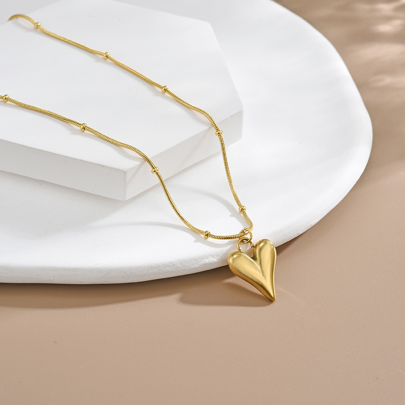 French ins trendy cold style love titanium steel necklace Women's Light luxury fashion simple peach heart necklace cross-border hot sale